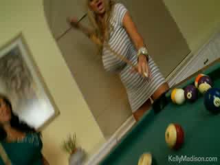 Pechugona chicas follada en la billiard habitación