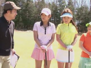 Comel warga asia kanak-kanak perempuan bermain yang permainan daripada strip golf