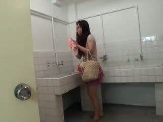 Nahmatané a fucked na školské toaleta