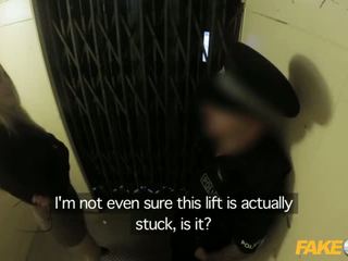 Fake 警官 leggy オフィス ふしだらな女 fucks 警官 で an elevator