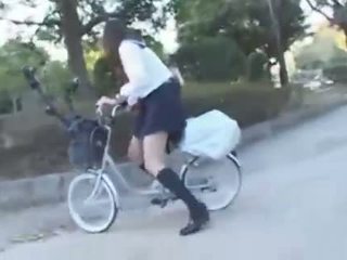 Jepang gadis menunggangi sebuah vibrating sepeda thru itu kota (public squirting)