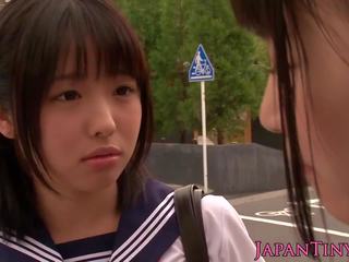קטנטונת יפני schoolgirls זיון ב חדר אמבטיה: חופשי פורנו 7a