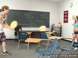 Energický kozičky volleyball athlete takes a pounding