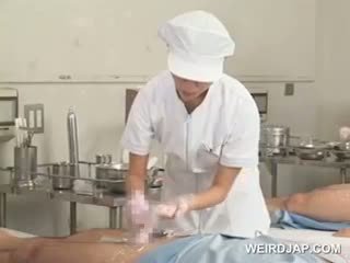 الآسيوية nurses slurping بوضعه خارج من loaded shafts في مجموعة