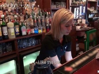 الذي مطلوب إلى اللعنة ل barmaid?