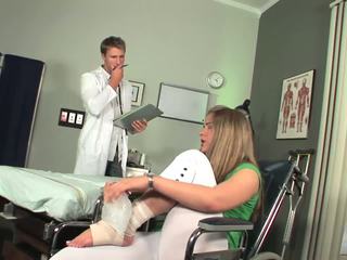 Disabled babe starter til føle toe suging