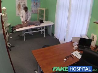 Fakehospital tersembunyi cameras menangkap female pasien using pijat tool