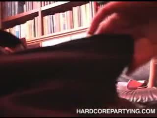 Sesso orgia in biblioteca con giovane ragazze succhiare cazzo e scopata difficile
