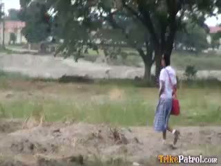 Filipina κορίτσι του σχολείου πατήσαμε outdoors σε ανοιχτό πεδίο με τουρίστας