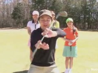 Comel warga asia remaja kanak-kanak perempuan bermain yang permainan daripada strip golf