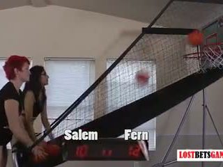 Two น่ารักน่าหยิก สาว salem และ fern เล่น แก้ผ้า บาสเก็ตบอล shootout