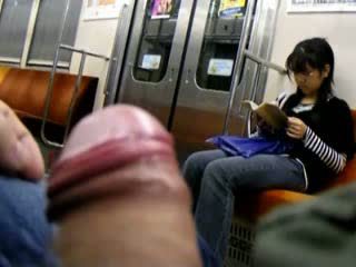 Menunjukkan dia kontol untuk jepang remaja di subway video