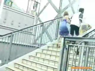 Asiatisk blåse jobb onto den stairs