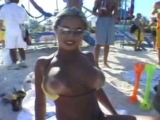 Hot bodybuilder maly at the pantai can make her titties jump