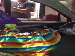 Klown gets chuj sucked podczas ordering jedzenie