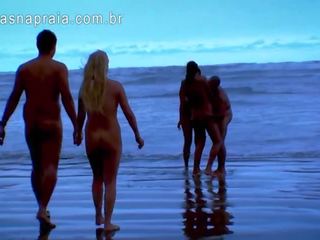Naked swinging couples sa publiko dalampasigan - brazil